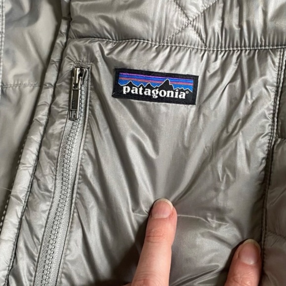 Patagonia Women's Radalie Silver/Grey Puffer Parka Coat - Picture 8 of 8